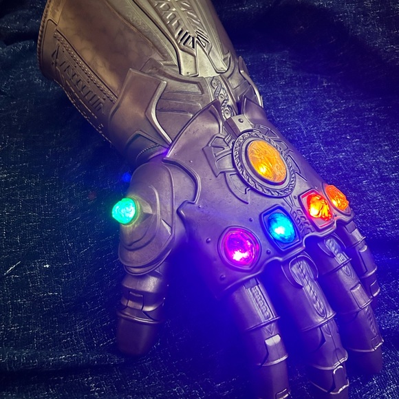 Marvel Infinity Gauntlet Toy with Multicolor Stones - Picture 2 of 8